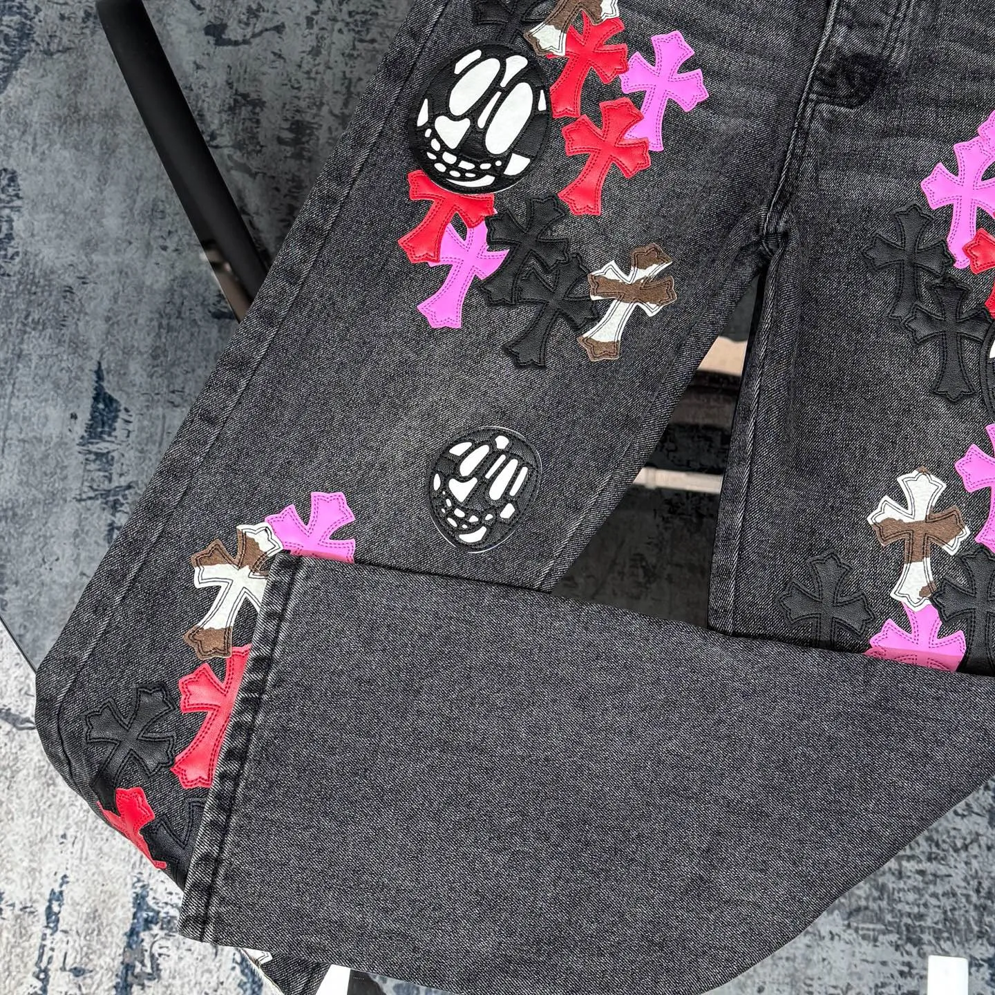 P300 Chrome Hearts CH Chrome Hearts three-color patchwork leather grimace element rapper Nomi's same style cross jeans, truly restores the ultimate vintage texture (no original standard flat version) Italian special cowhide print and then cut, custom-made sheepskin three-layer thick line leather, the whole body is spliced in heavy water washing process, craftsmen hand-splash ink, you can see the details, three-dimensional cutting version, loose and comfortable, not picky about the figure, tall and slim, factory Seiko, original factory quality control, same style for men and women Can be matched with couples. Versatile recommendation. Must-have jeans for all seasons. Color: black Size: S-XL (28-36)